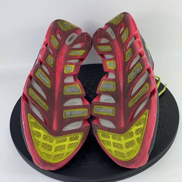 Under Armour Spine Venom Athletic Running Shoes 1235703-019 Women's Size 9.5 - Picture 10 of 12